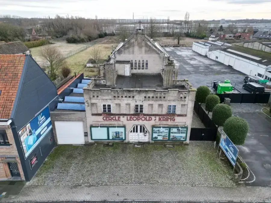 Luchtfoto van het gebouw aan de Kortrijkstraat in Wevelgem